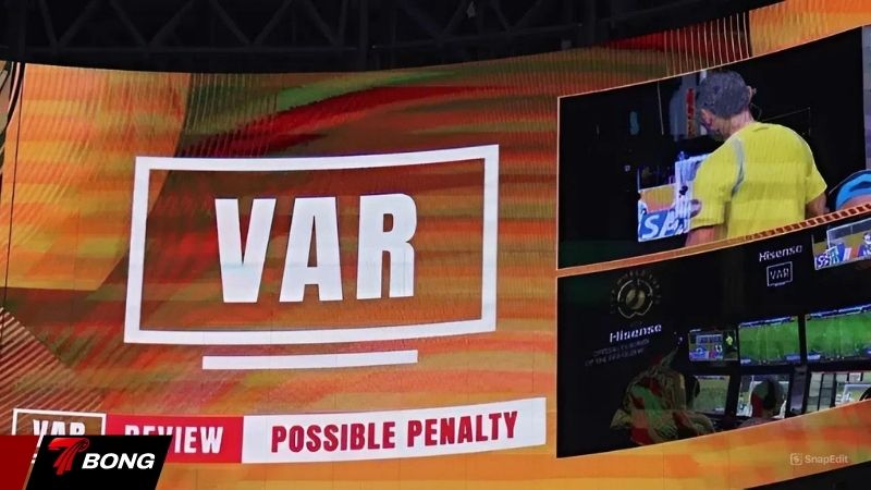 Phòng VAR im lặng và nguyên tắc 'sai sót rõ ràng'